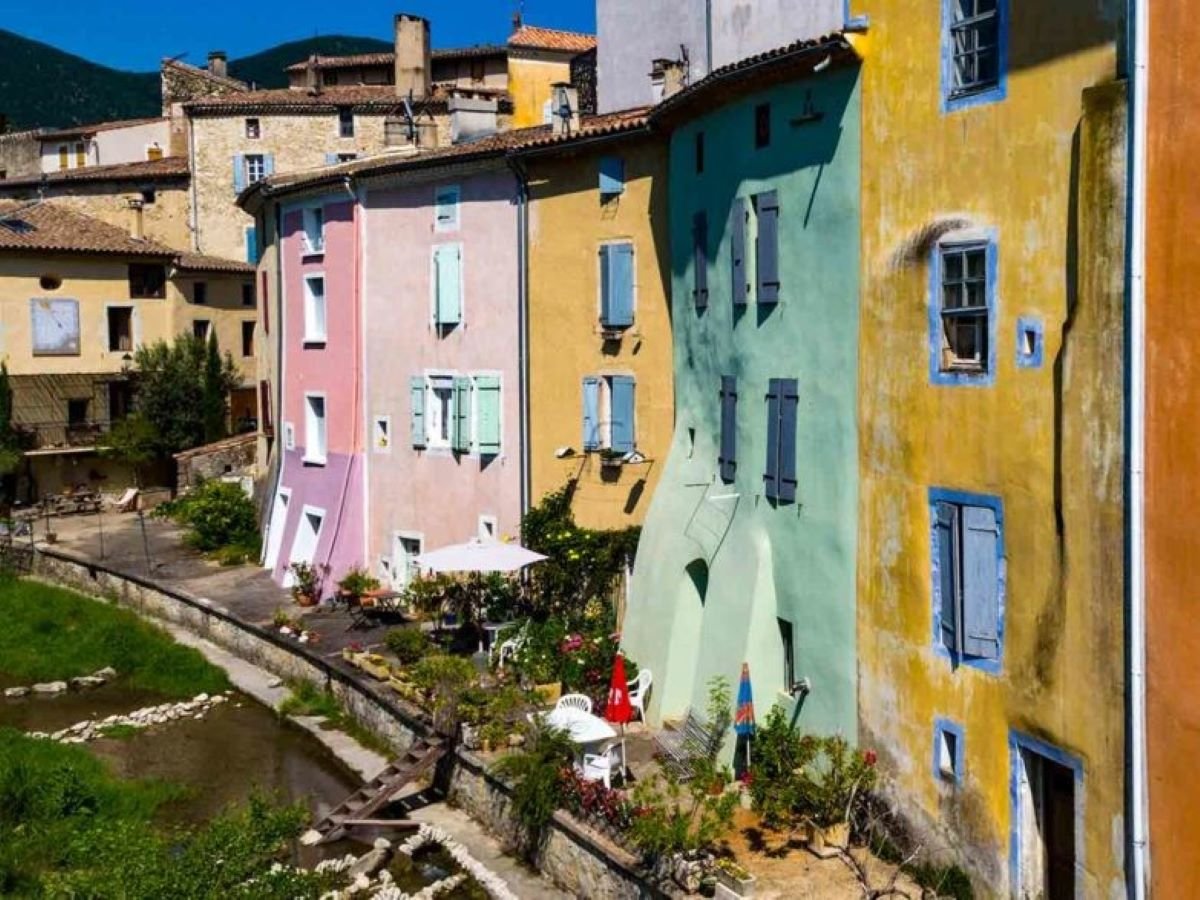 Vue sur les facades colorée de Dieulefit au bord du Jabron